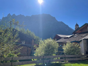 Ferienwohnung mit Terrasse und Garten mit Blick auf das Karwendelgebirge